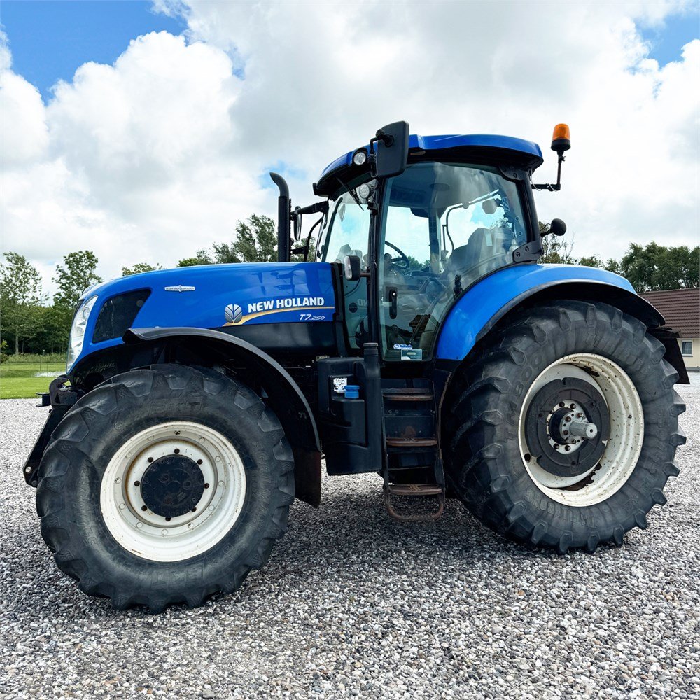 NEW HOLLAND T 7.250 AUTO COMMAND – 200 ch – 2012 – 7 775 H